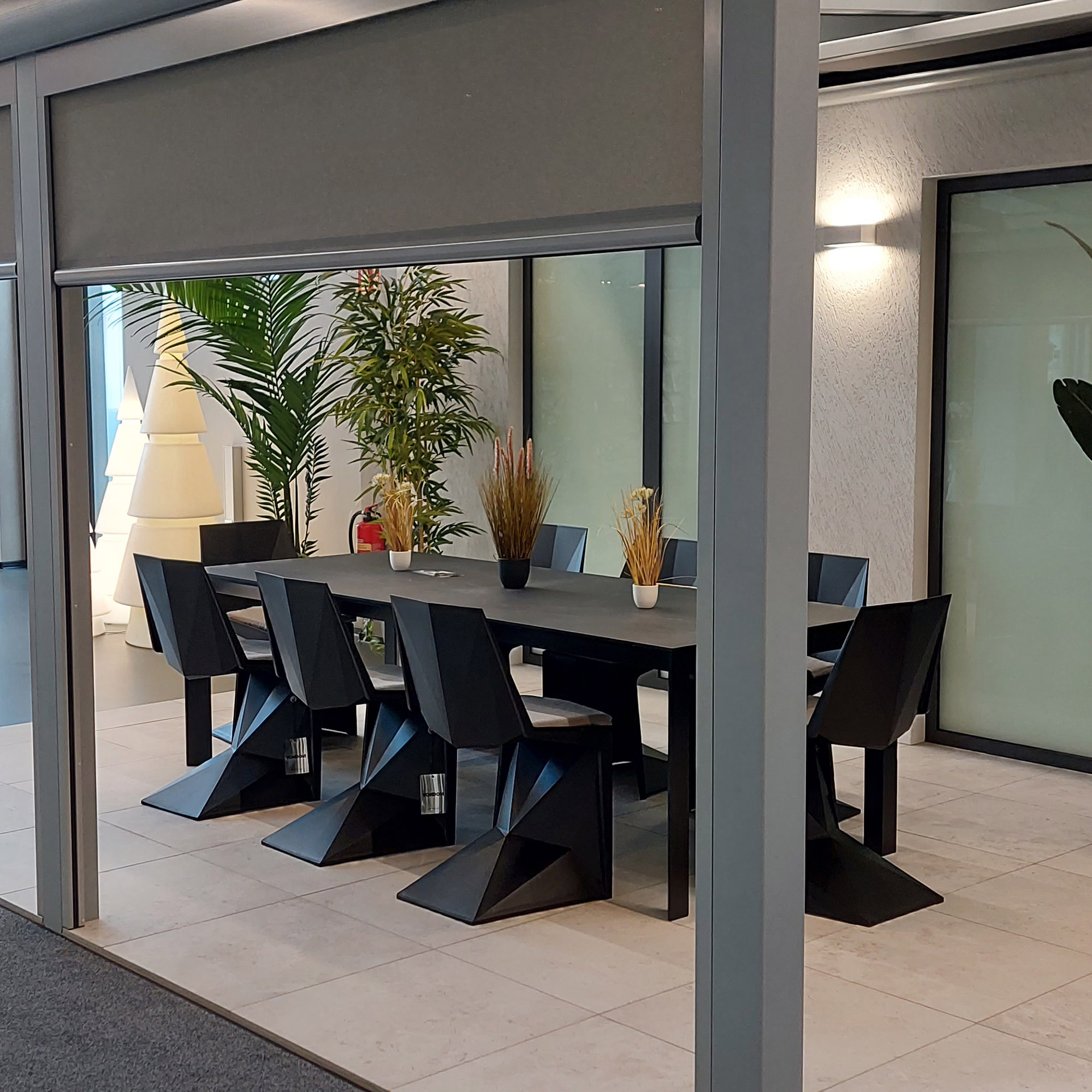 VONDOM Tisch FRAME und Stühle VERTEX in der Ausstellung Rüsselsheim