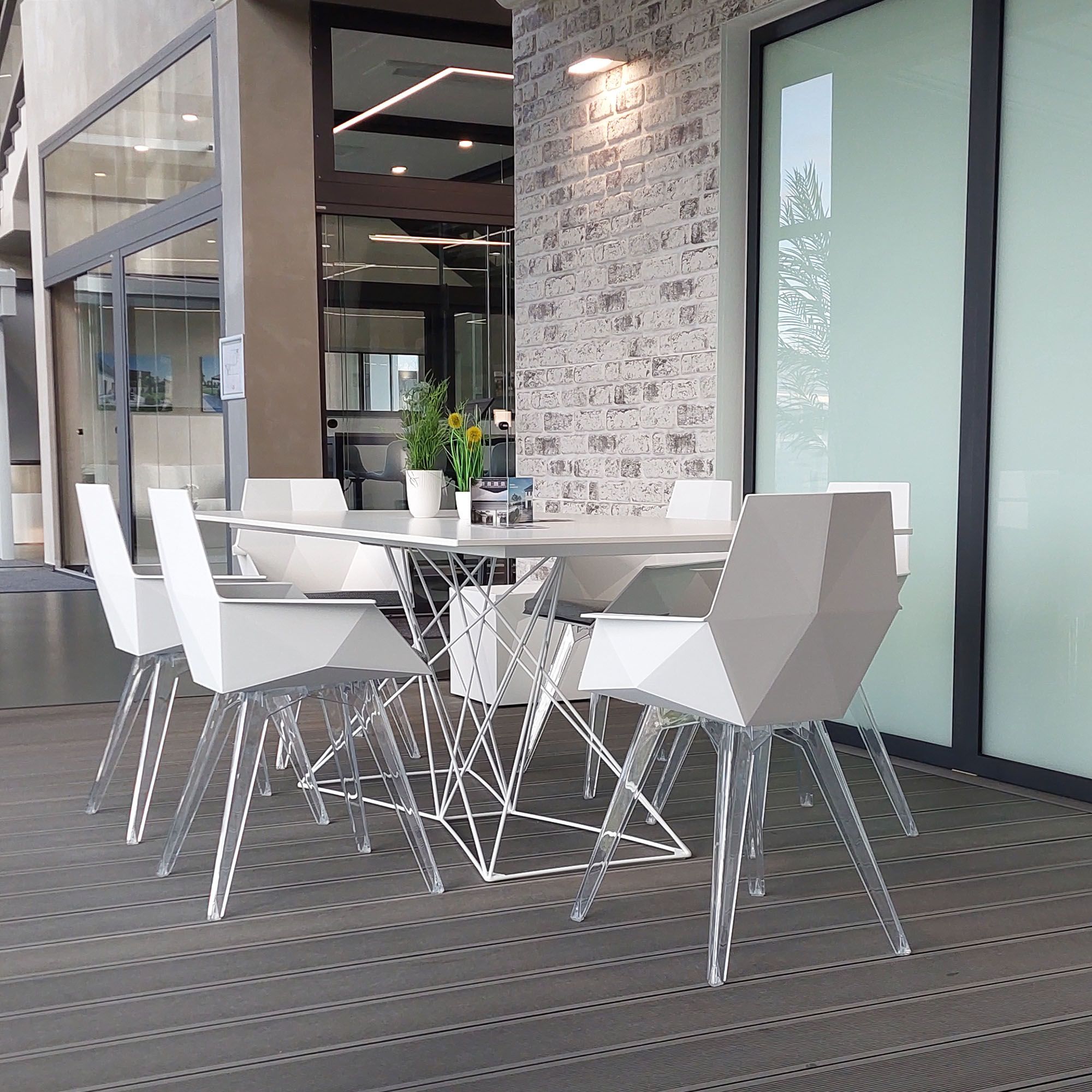 VONDOM Tisch FAZ Inox und Stühle FAZ in der Ausstellung Rüsselsheim