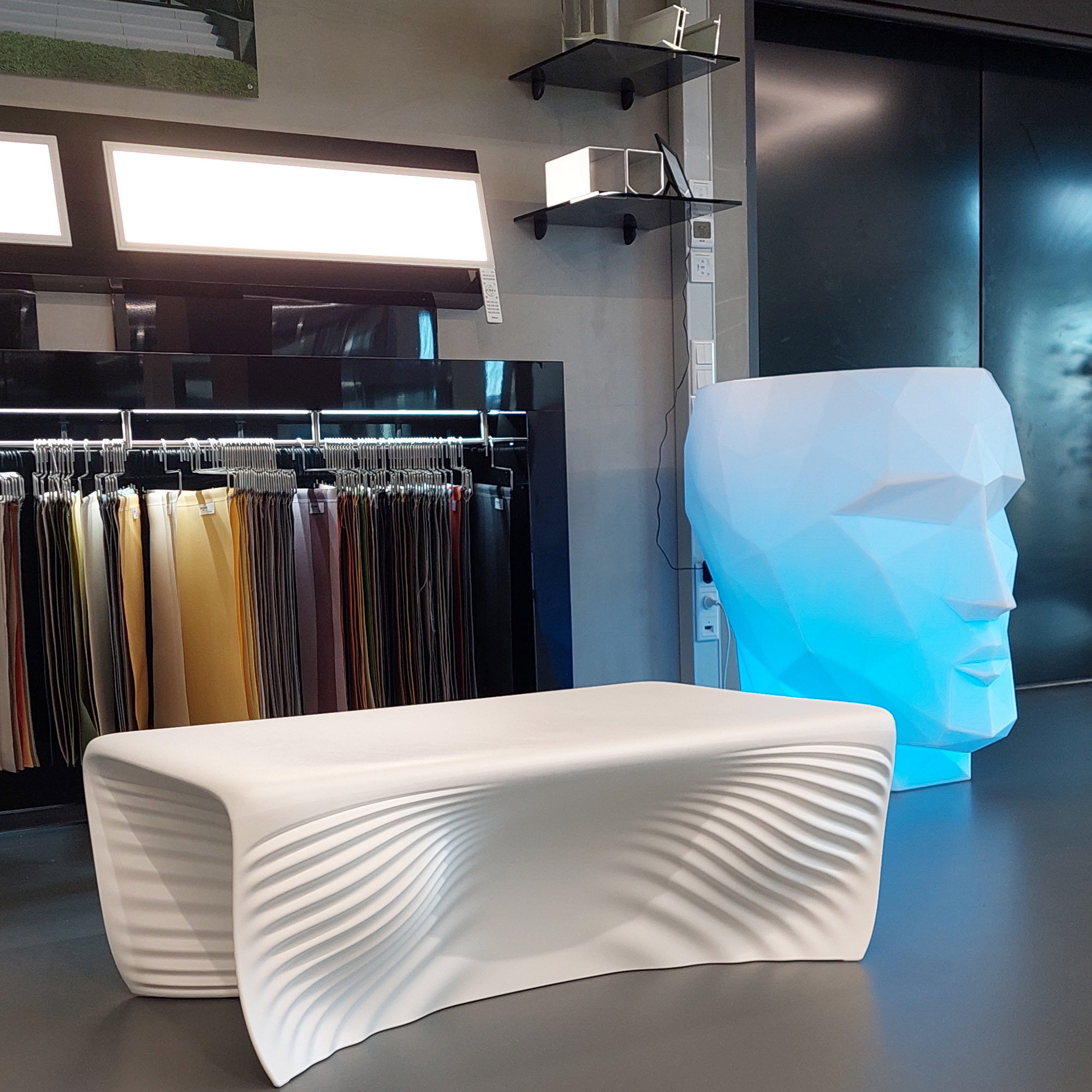 VONDOM Couchtisch BIOPHILIA und beleuchtetes Pflanzgefäß ADAN 100 in der Ausstellung Rüsselsheim