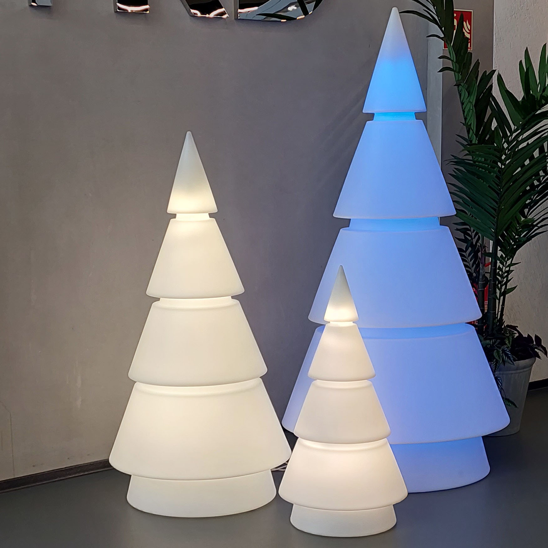 VONDOM beleuchtete Weihnachtsbäume FOREST in der Ausstellung Rüsselsheim