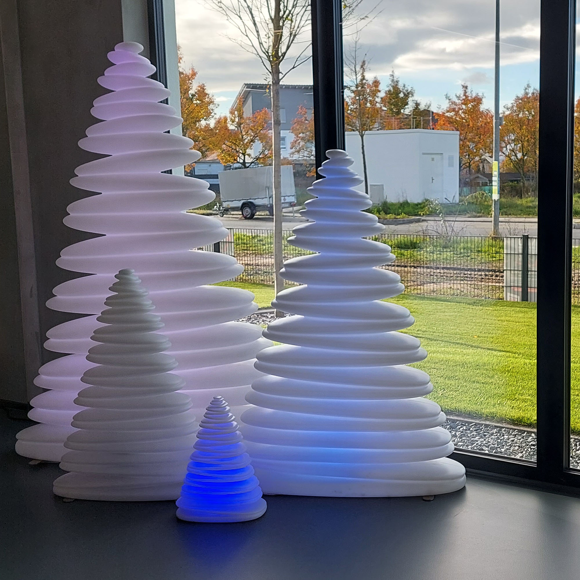 VONDOM beleuchtete Weihnachtsbäume CHRISMY in der Ausstellung Rüsselsheim