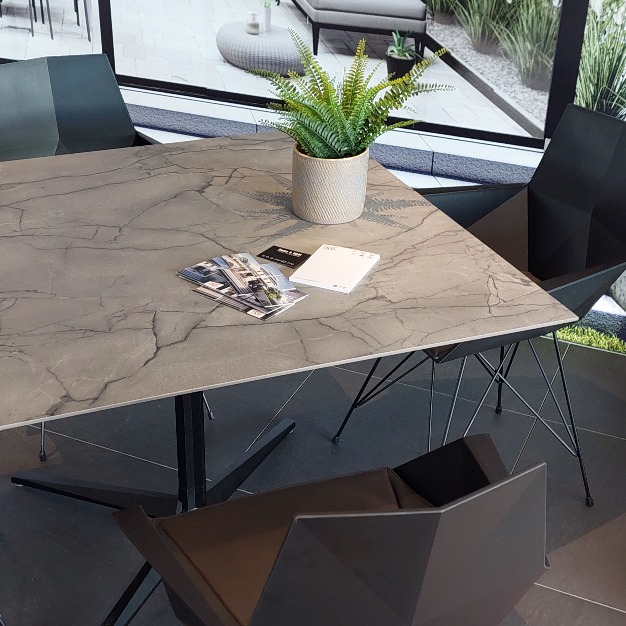 VONDOM FAZ Tisch und FAZ Inox Stühle in der Ausstellung Rüsselsheim