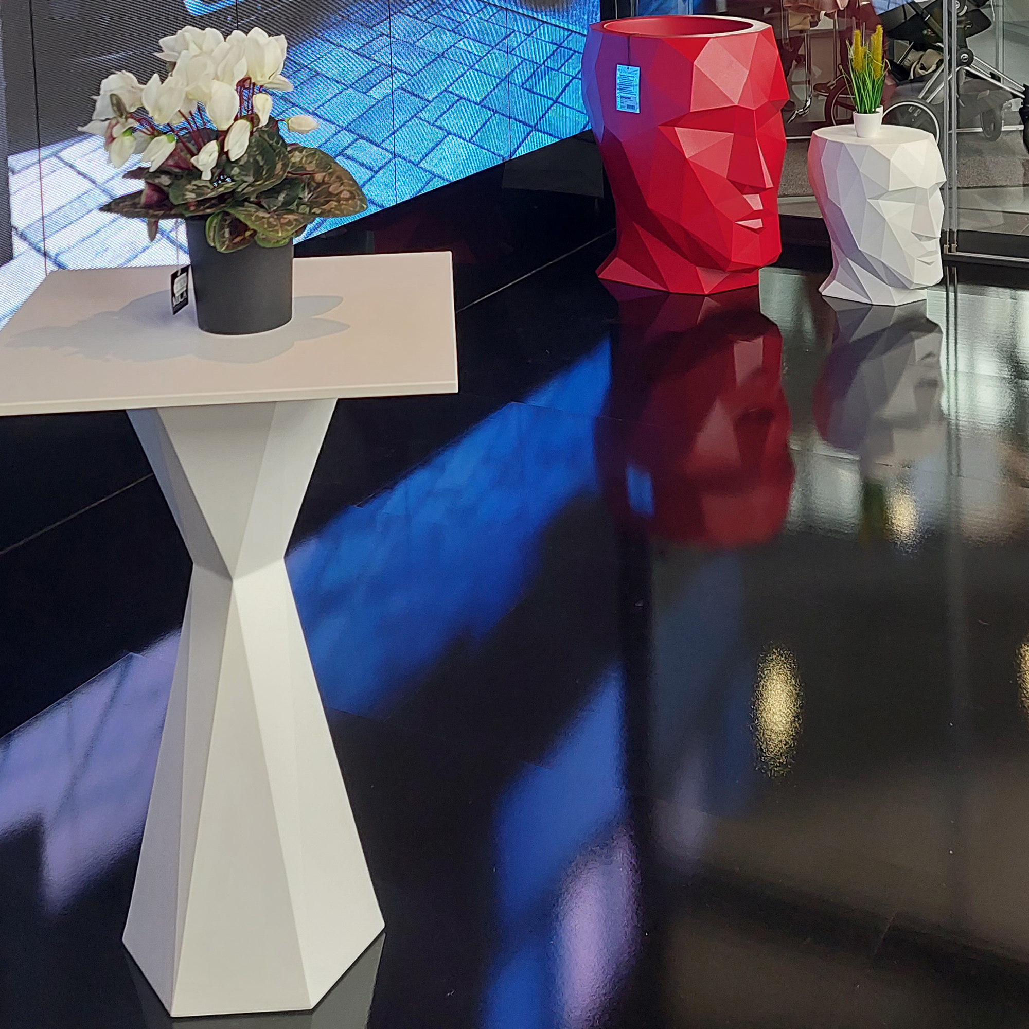 VONDOM Tisch VERTEX in der Ausstellung Rüsselsheim