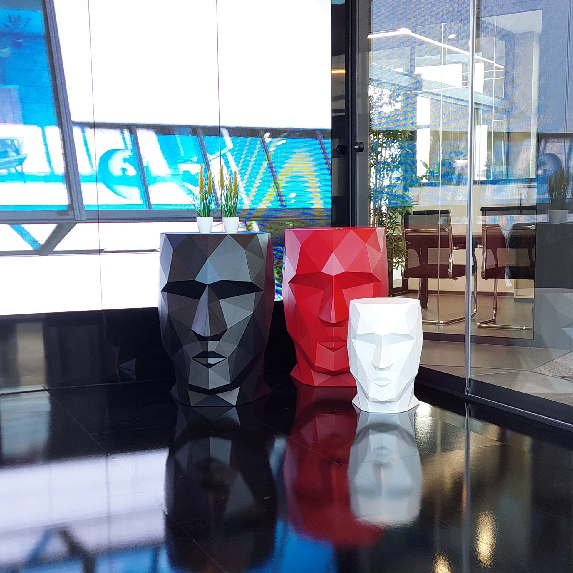 VONDOM ADAN Pflanzgefäß, Hocker und Tisch in der Ausstellung Rüsselsheim