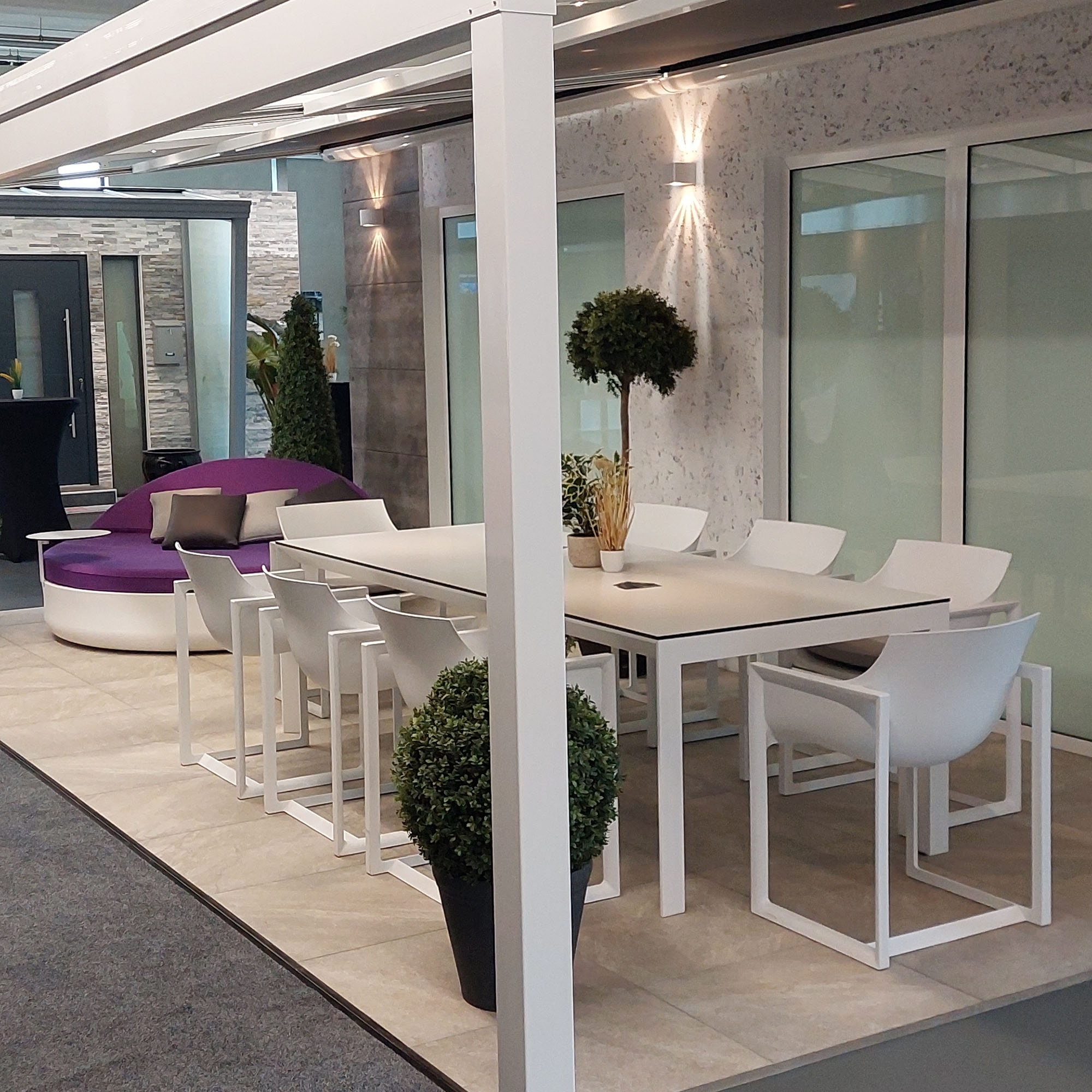 VONDOM Tisch FRAME und Stühle WALL STREET in der Ausstellung Rüsselsheim