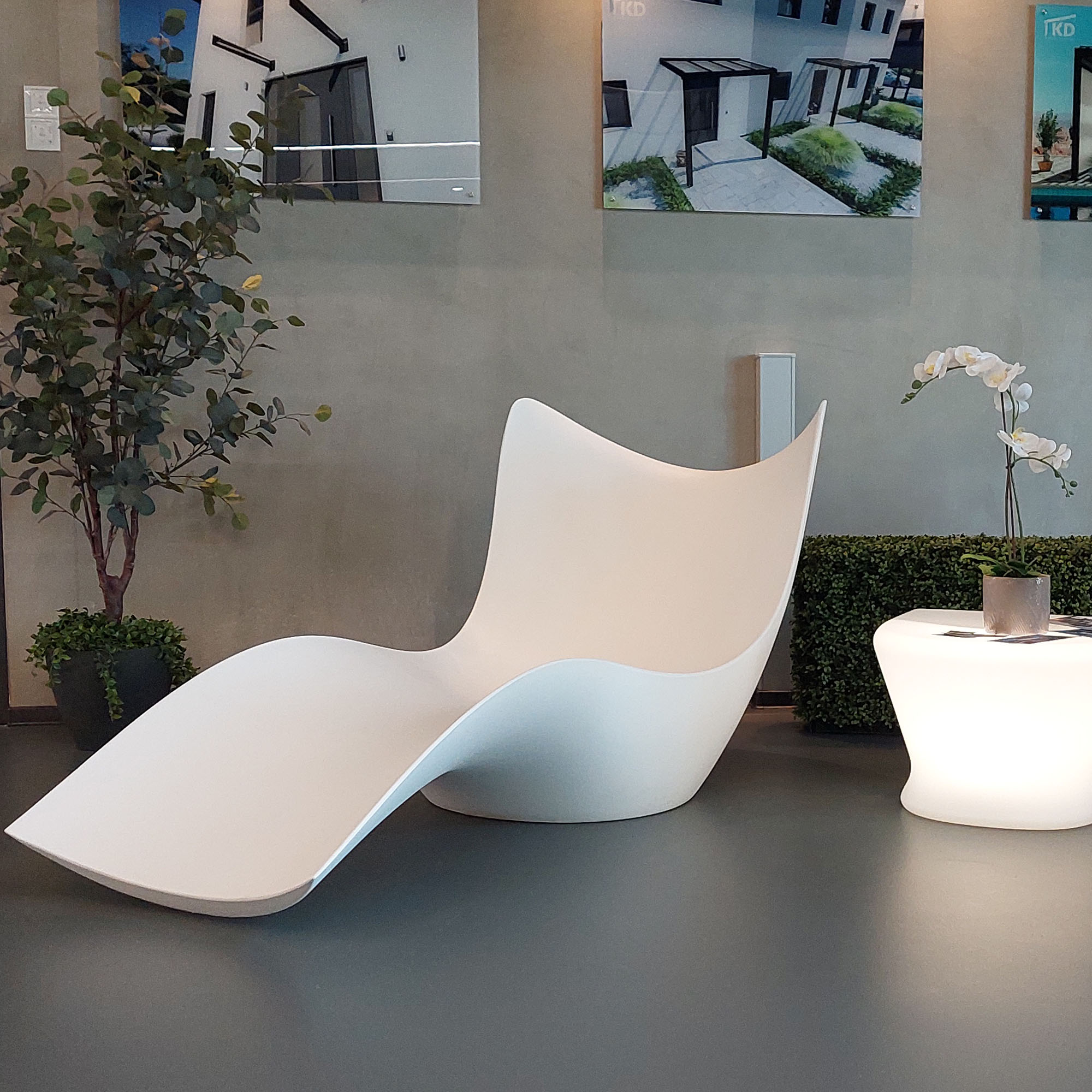 VONDOM Sonnenliege SURF und beleuchteter Beistelltisch PAL in der Ausstellung Rüsselsheim