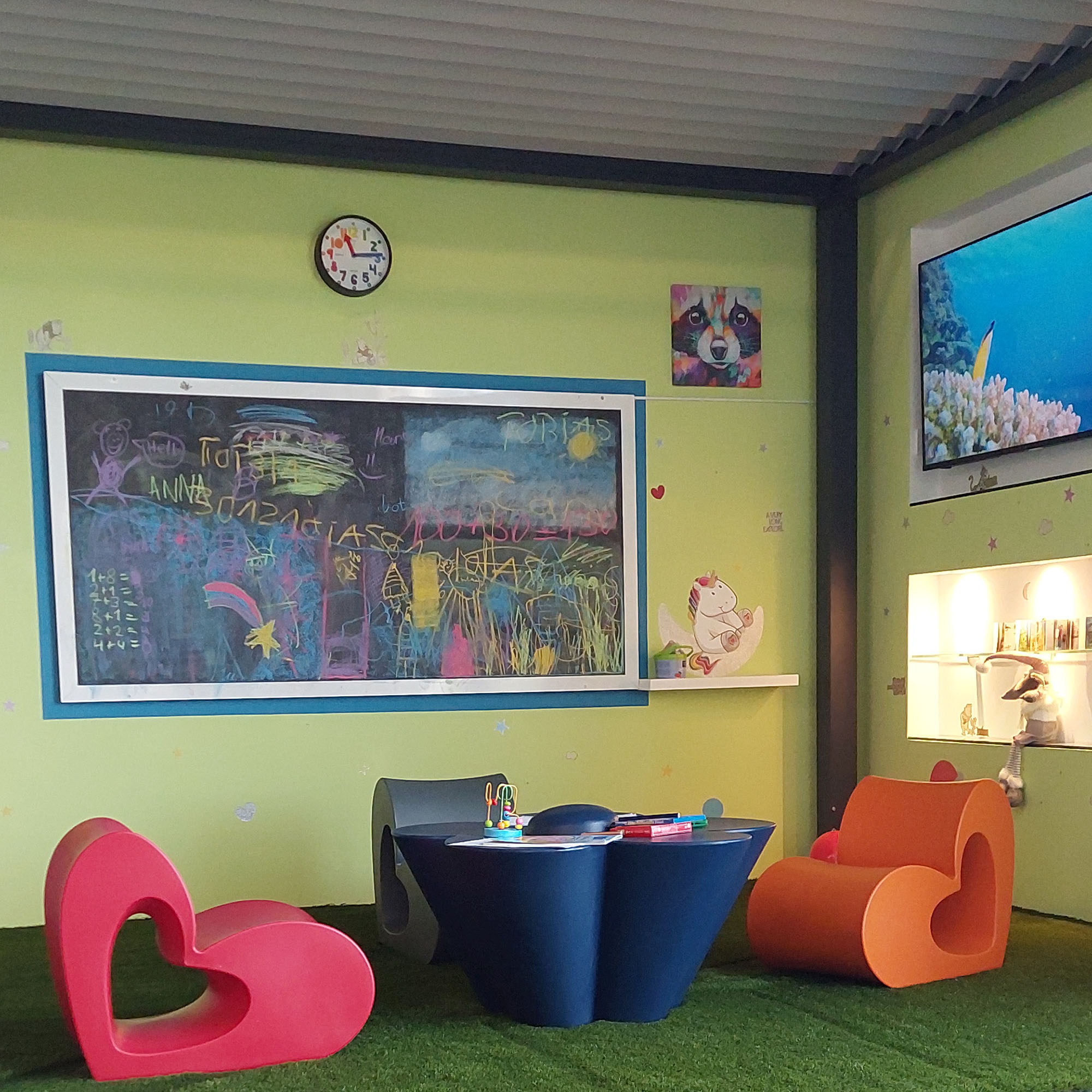 VONDOM Kindermöbel AGATHA Tisch und Stühle in der Ausstellung Rüsselsheim