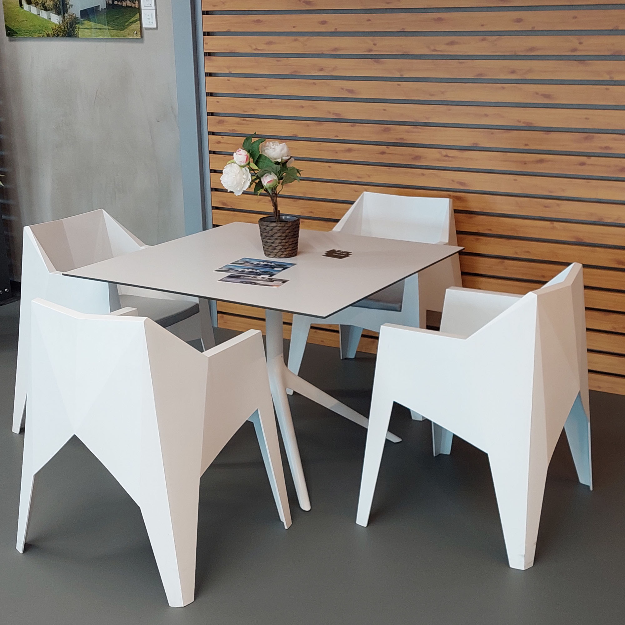 VONDOM Tisch MARI-SOL und Armlehnstühle VERTEX in der Ausstellung Rüsselsheim