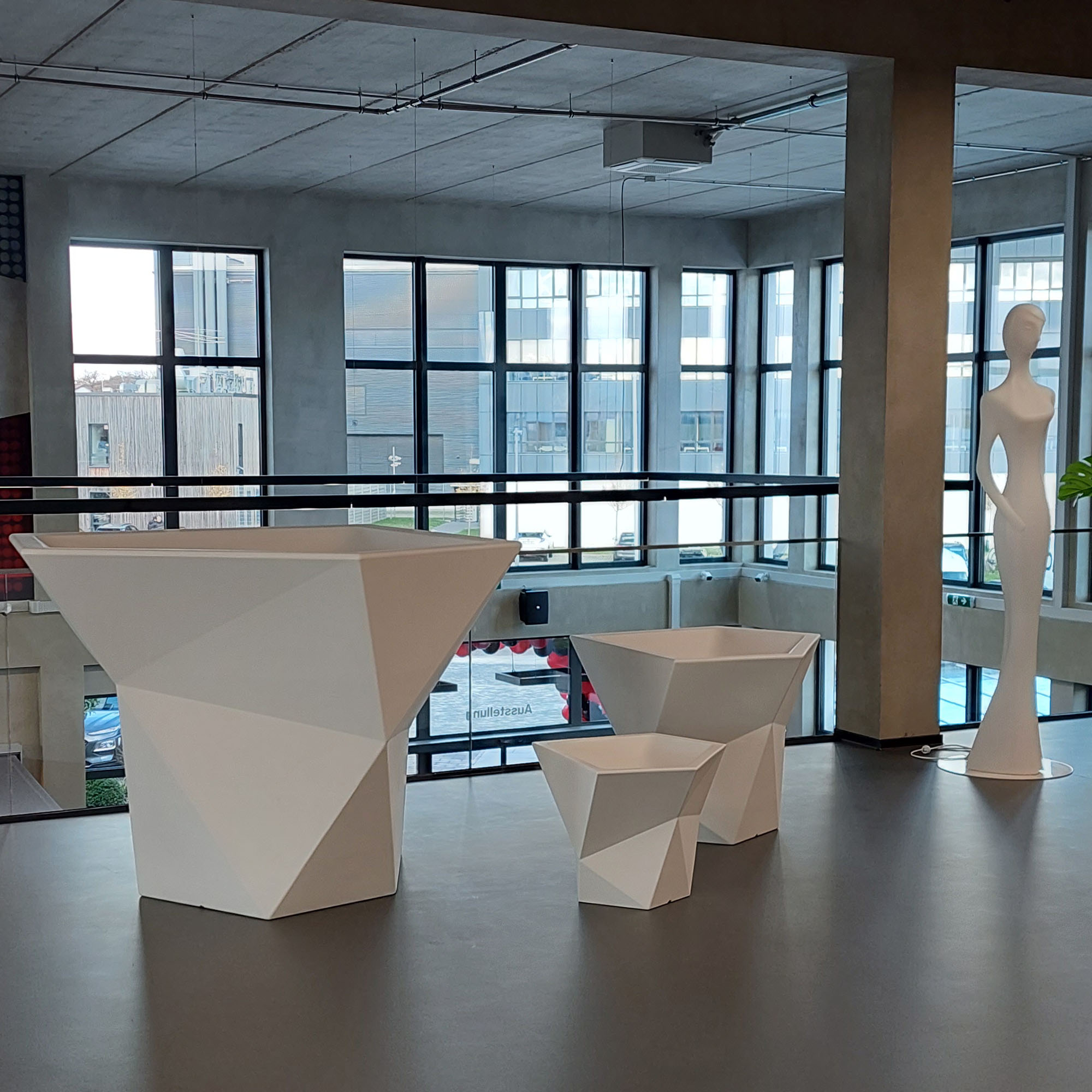 VONDOM Pflanzgefäße Serie FAZ in der Ausstellung Rüsselsheim