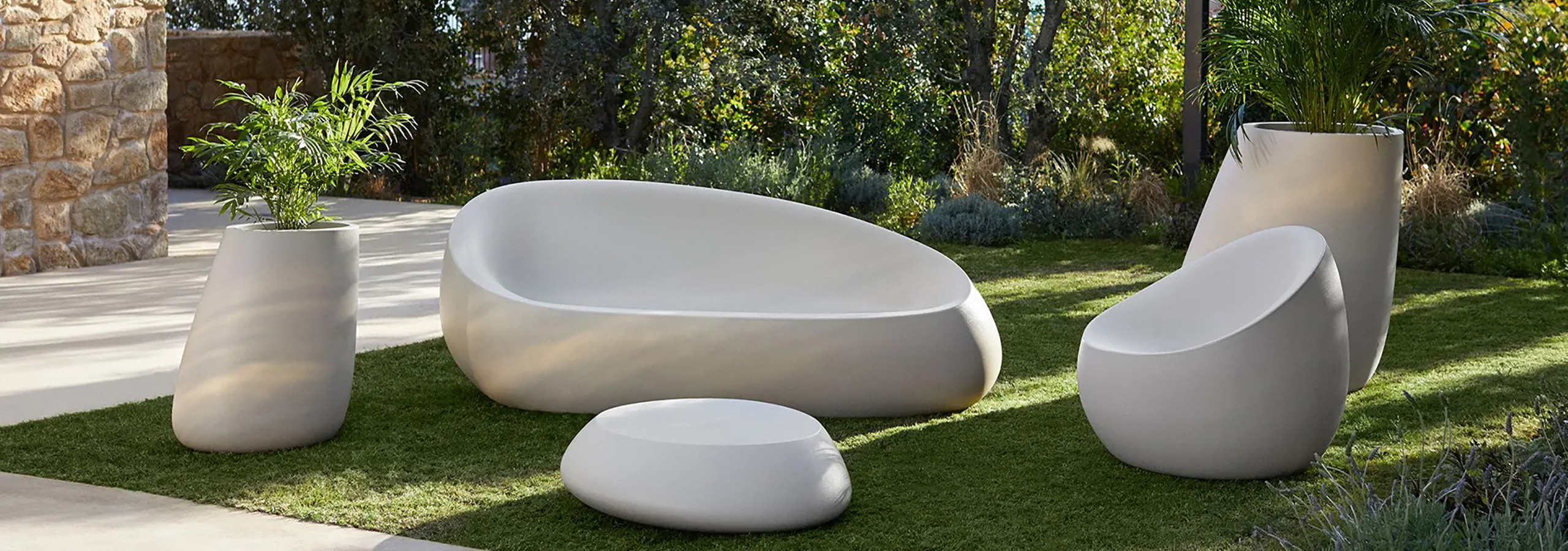 VONDOM STONE – organisch geformte Designmöbel & Pflanzgefäße für Outdoor & Objekt bei Home & Light