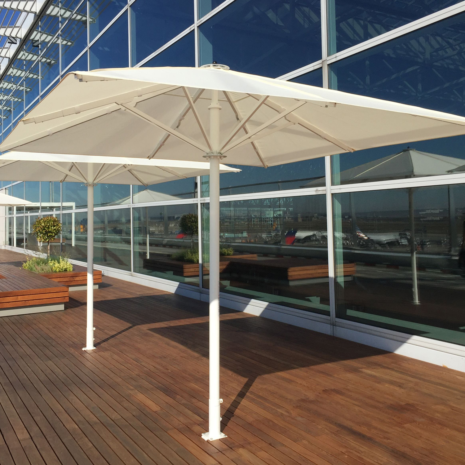 Quadratischer Großschirm für Terrasse und Gastronomie