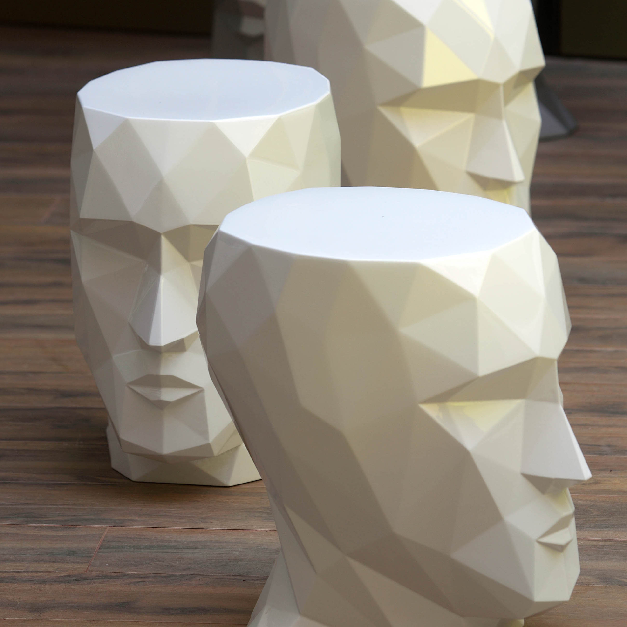 VONDOM ADAN Hocker – skulpturale Sitzobjekte für Outdoor & Objekt