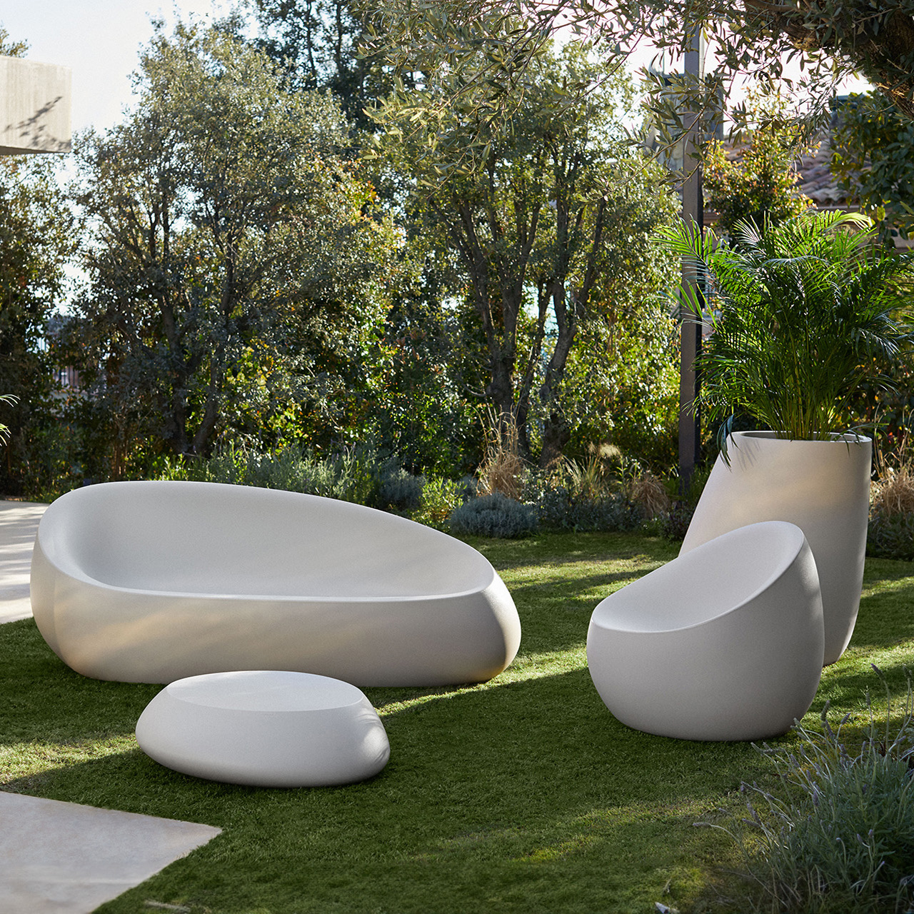 VONDOM STONE Low Table – organischer Beistelltisch für Outdoor & Lounge