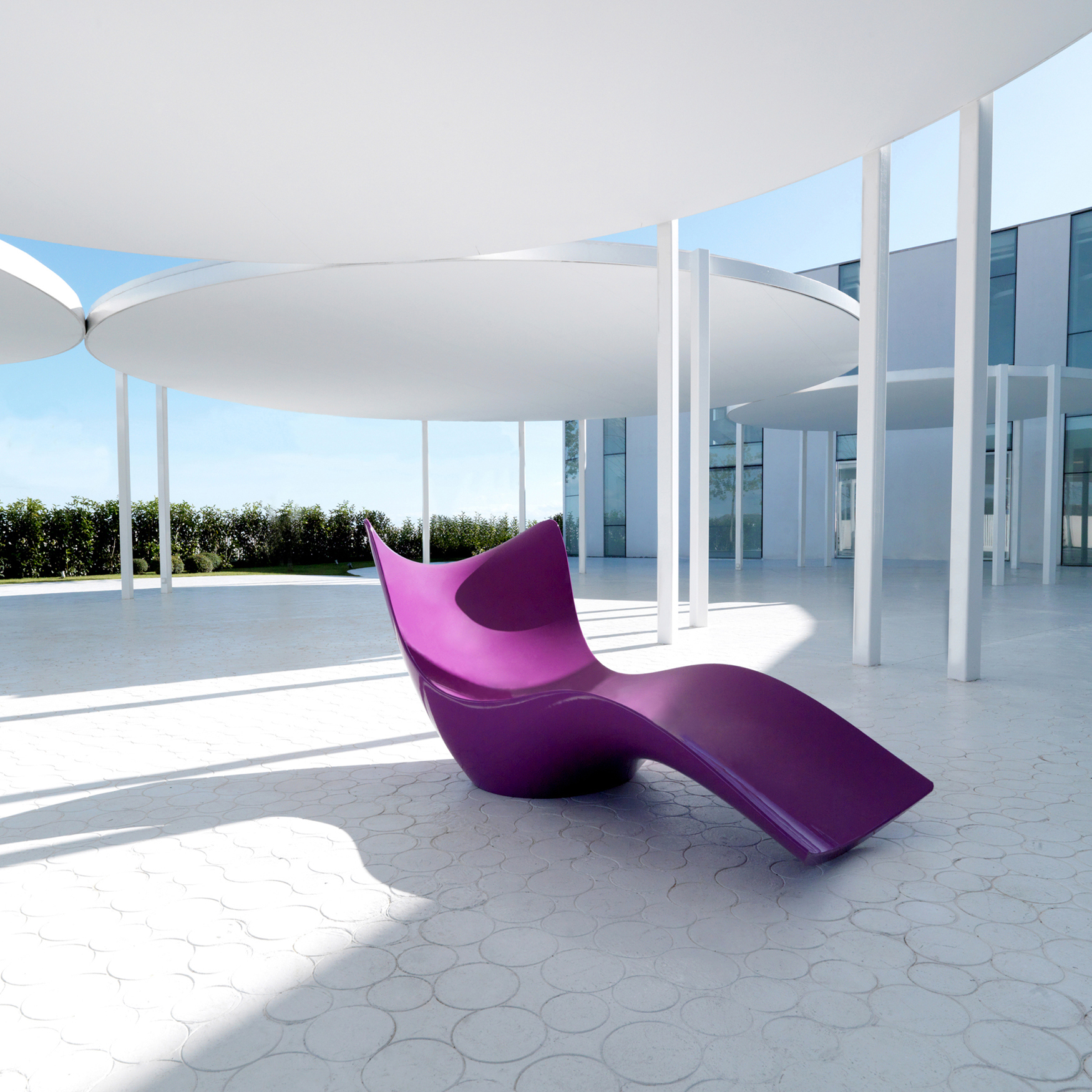 VONDOM SURF Design Sonnenliege – skulpturale Outdoor-Liege von Karim Rashid
